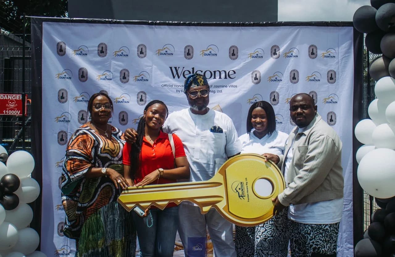 Homeowners and the Fountain Havens team with the ceremonial key