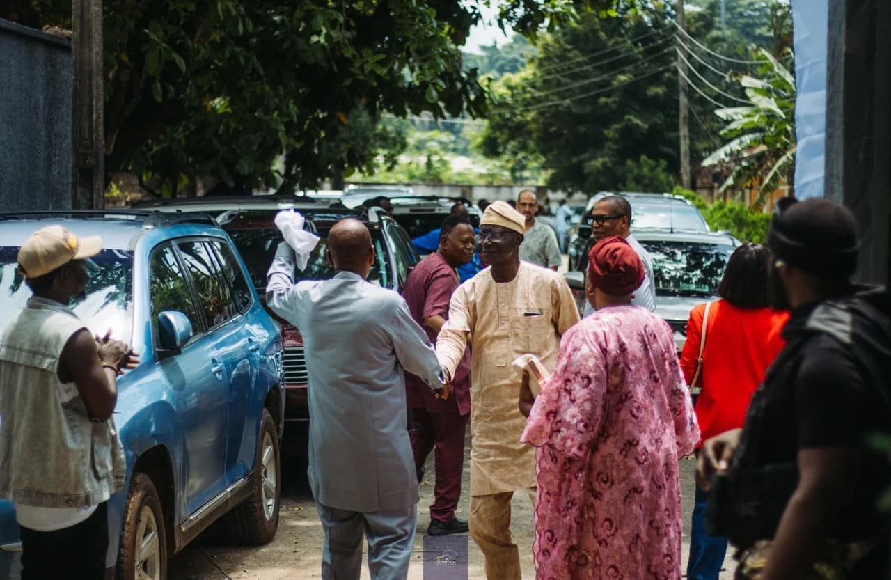 Guests arriving at Jasmine Villa